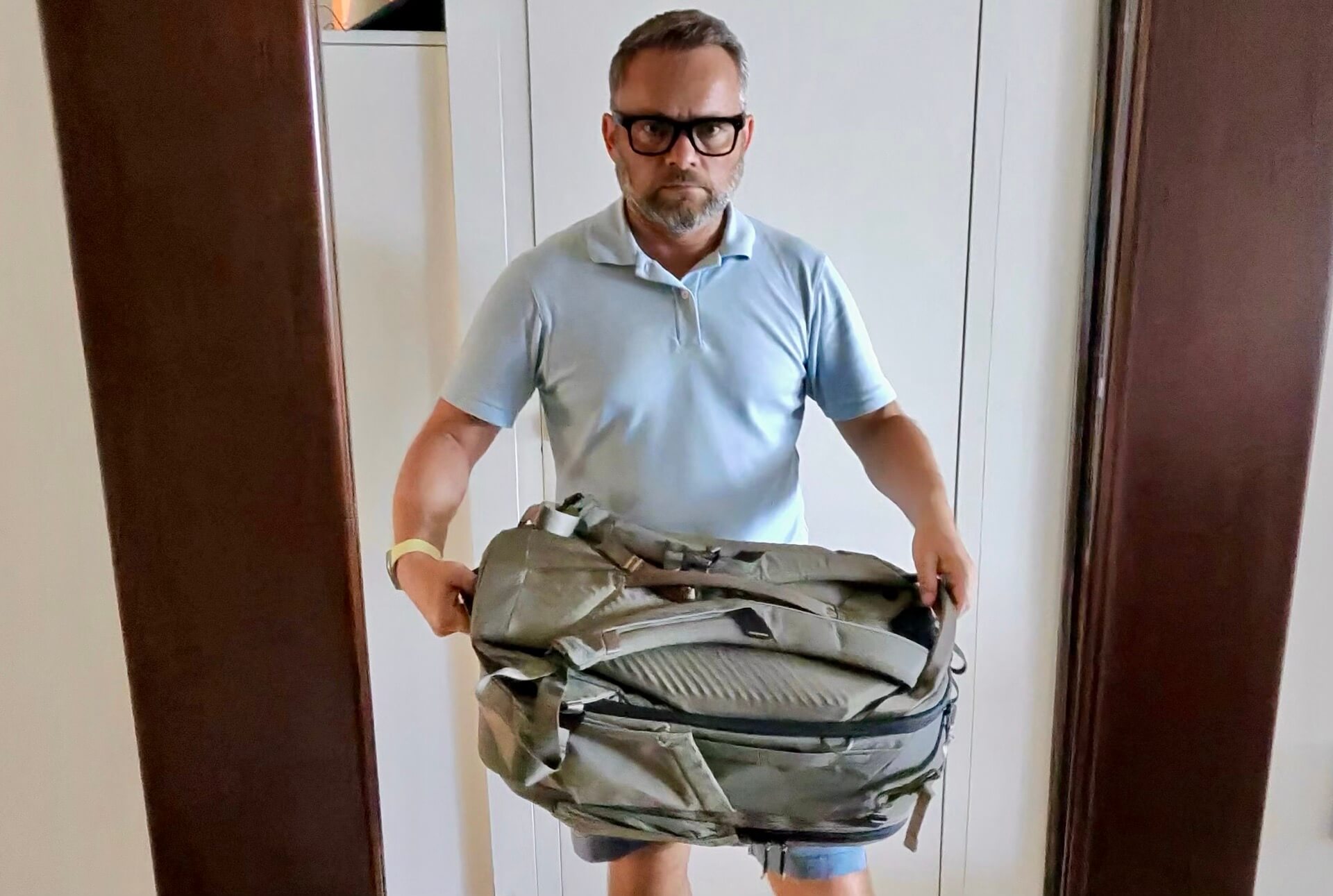 Why I prefer a 2-in-1 Peak Design backpack instead of a carry-on? handles