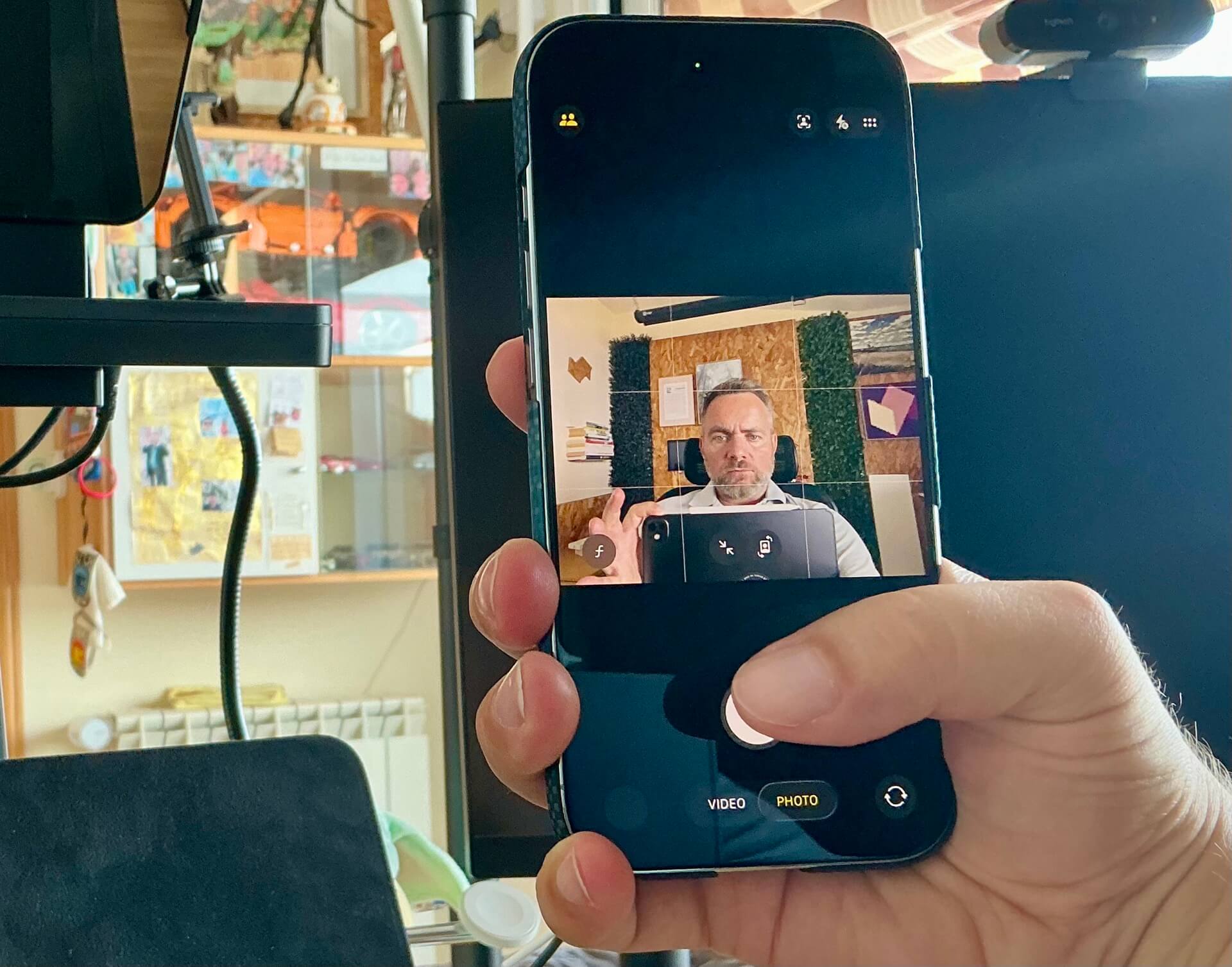 Air - first impressions of the thinnest iPhone ever… selfie