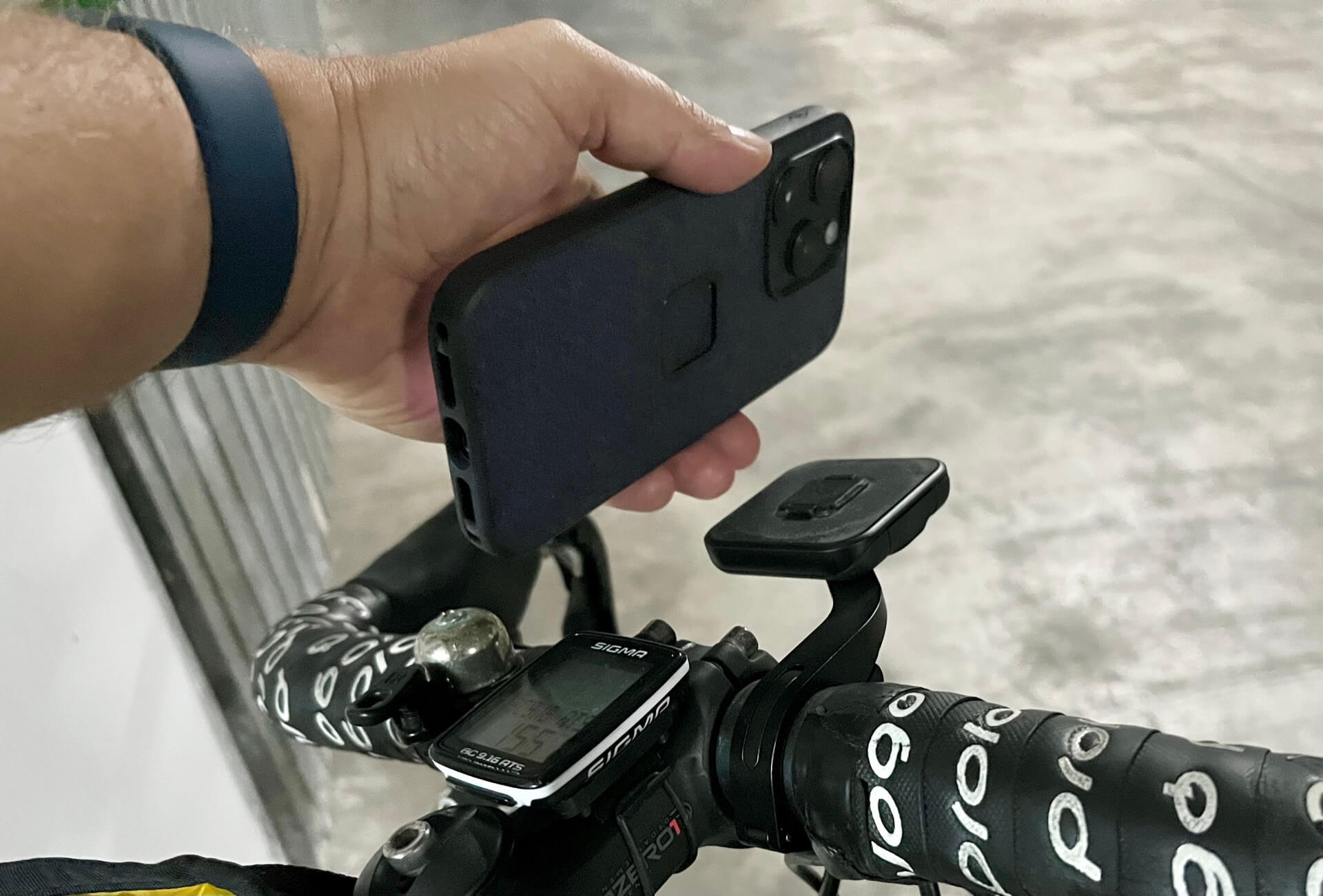 Perfect iPhone 15 Pro case is… Peak Design? Spigen? Mous? Pitaka?… bike-mount