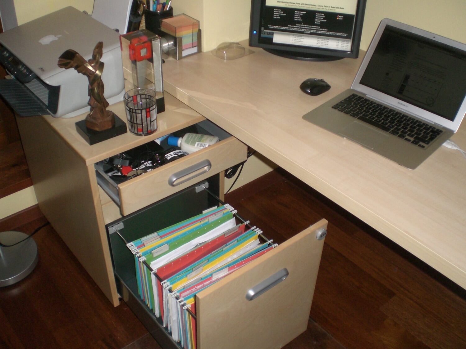 Clutter-free 2009 Productive Home Office 14