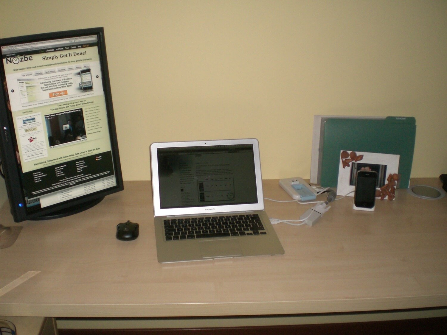 Clutter-free 2009 Productive Home Office 16