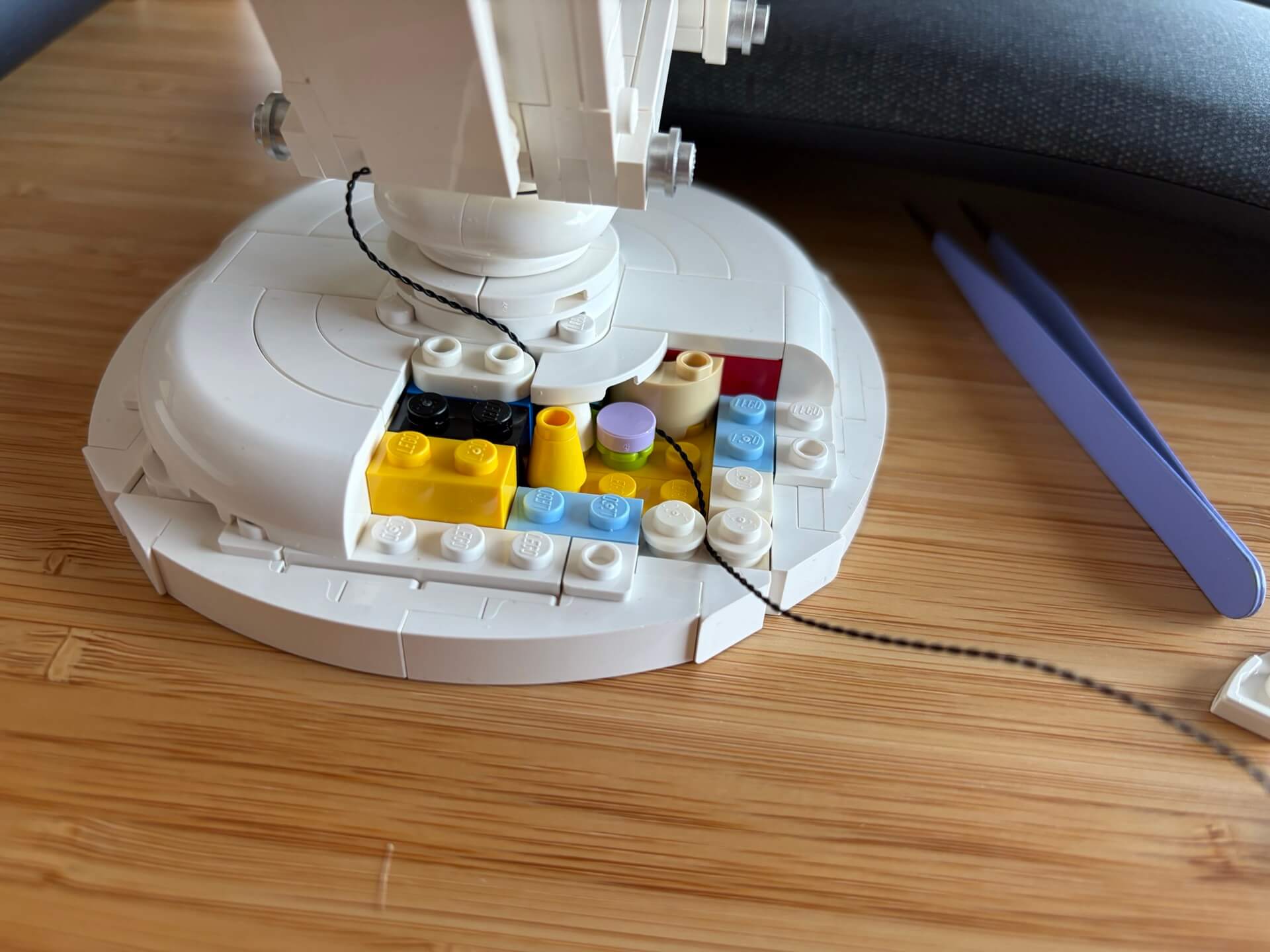 Lego Pixar Luxo Jr lamp with LED lights cable3