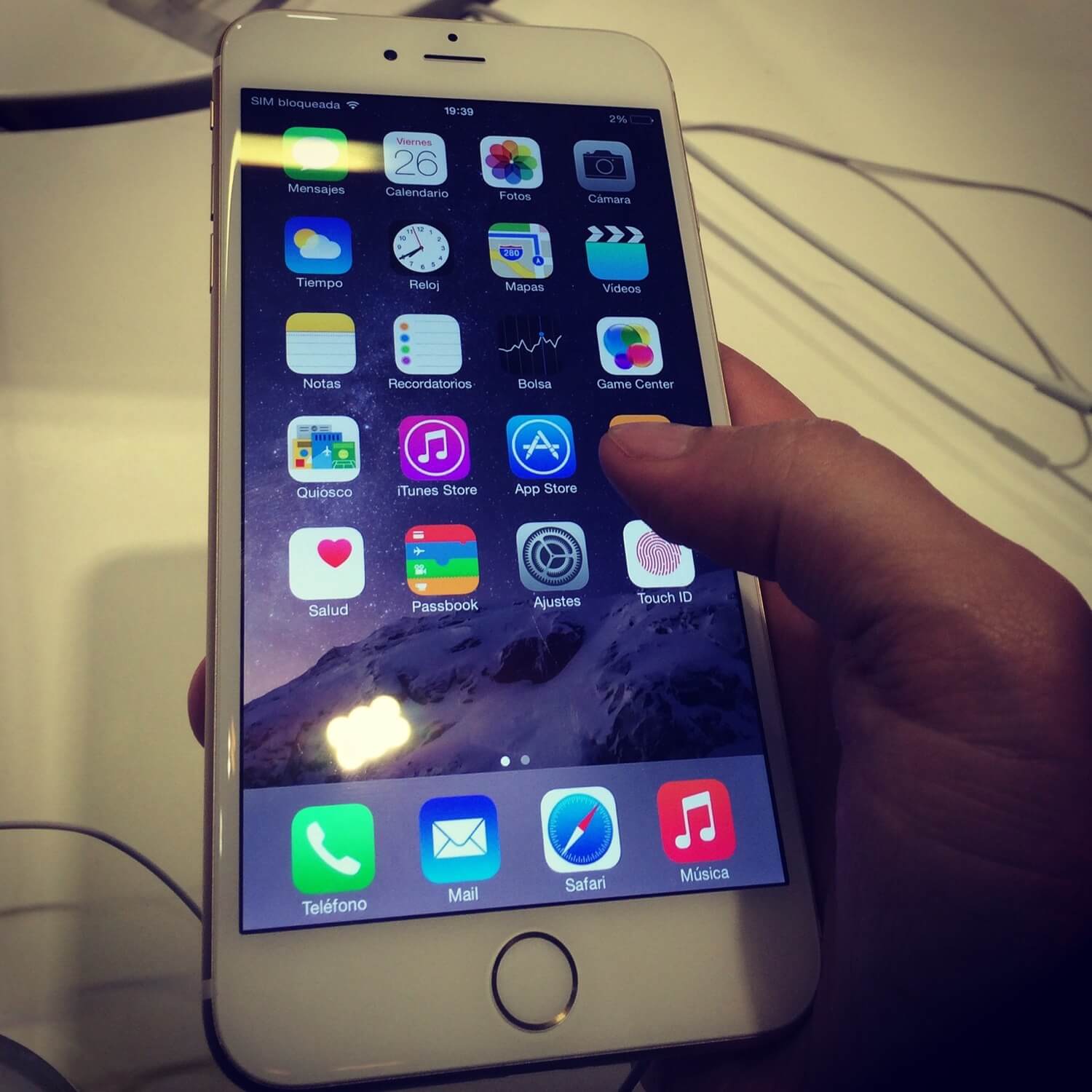 A sad story of the last one-handed phone ever - my iPhone 5s - my habits will need to change