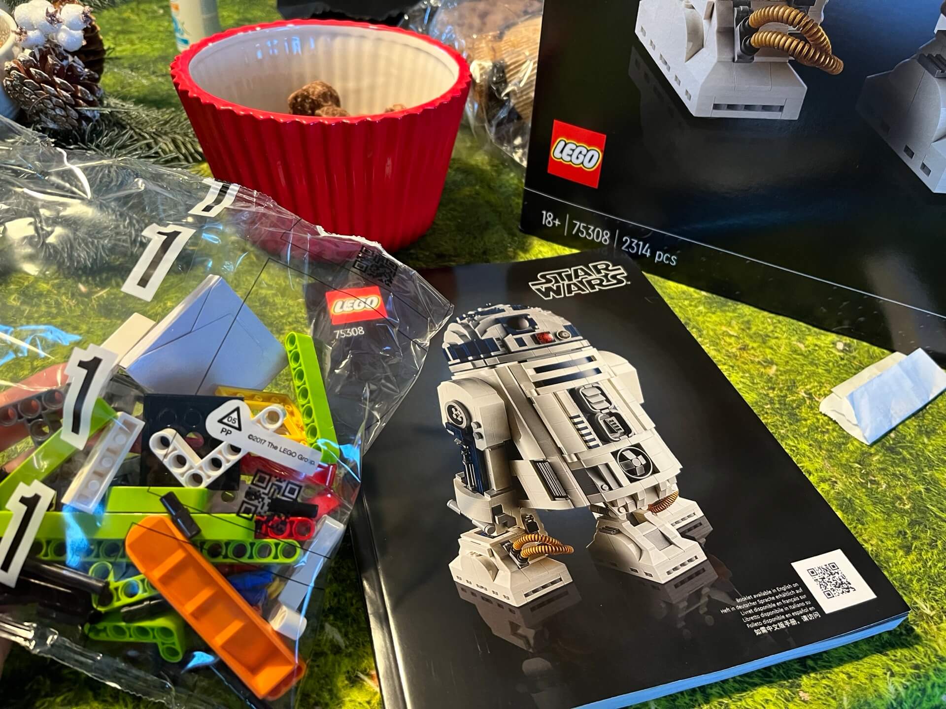 Building R2D2 Star Wars Lego robot which I got last Christmas start