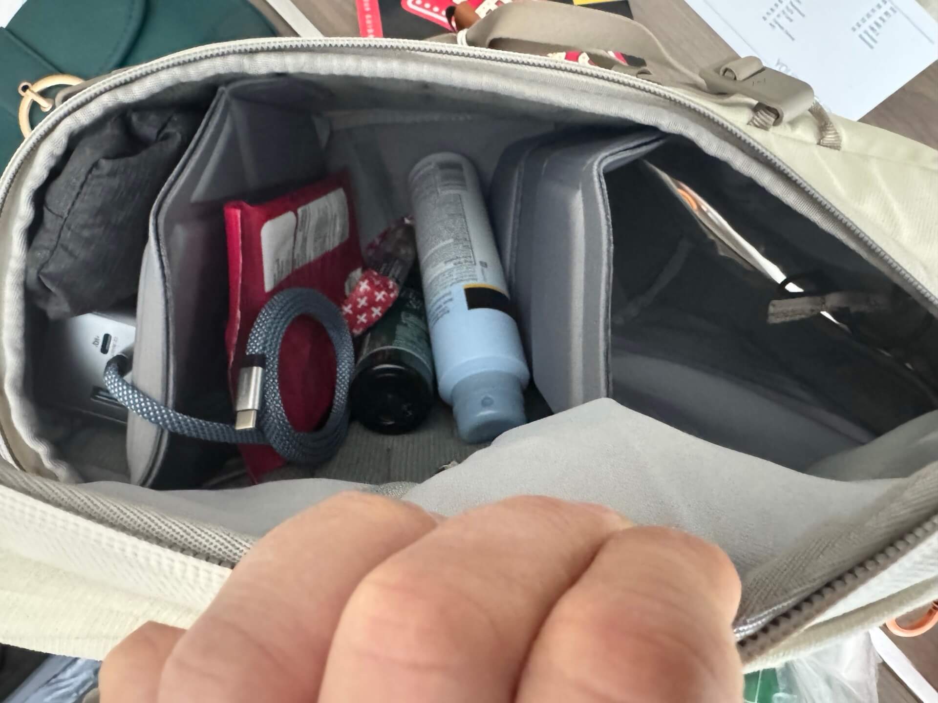 Is Peak Design Everyday Zip 15L an ideal small backpack for airplanes? Dividers