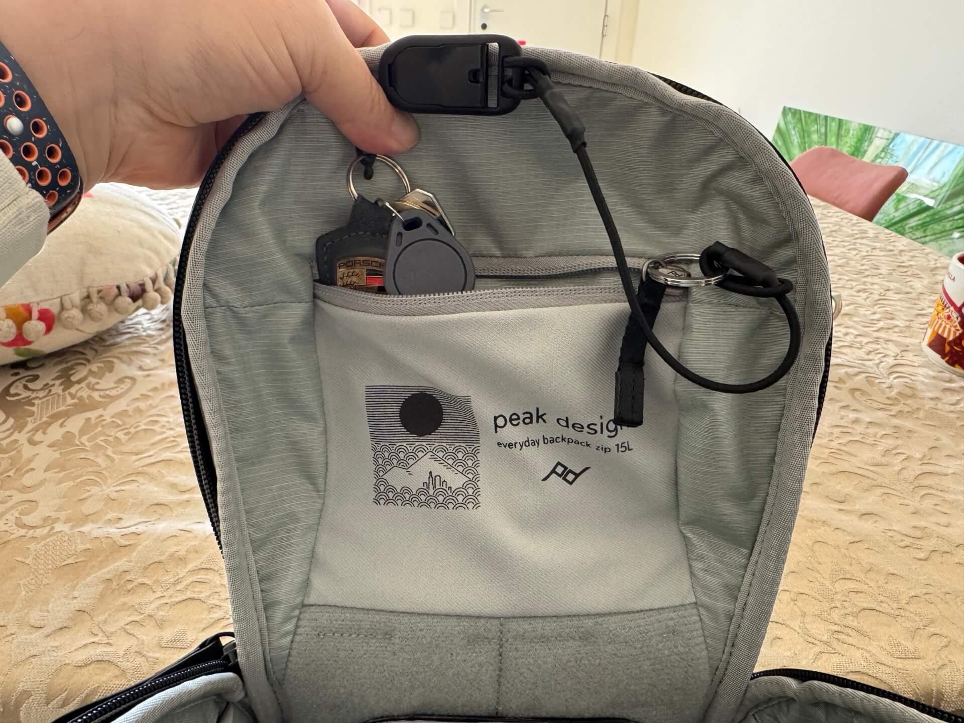 Is Peak Design Everyday Zip 15L an ideal small backpack for airplanes? keys